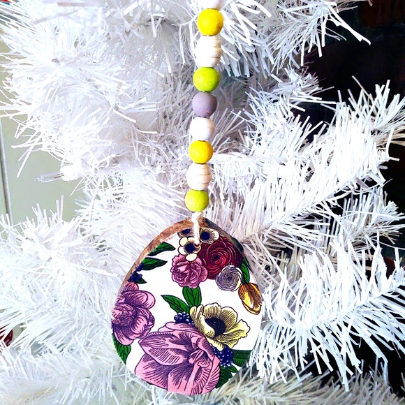 HAND CRAFTED SPRING/EASTER FLORAL PAINTED BEADS WOOD ORNAMENT/TIERED TRAY DECOR - Picture 1 of 4